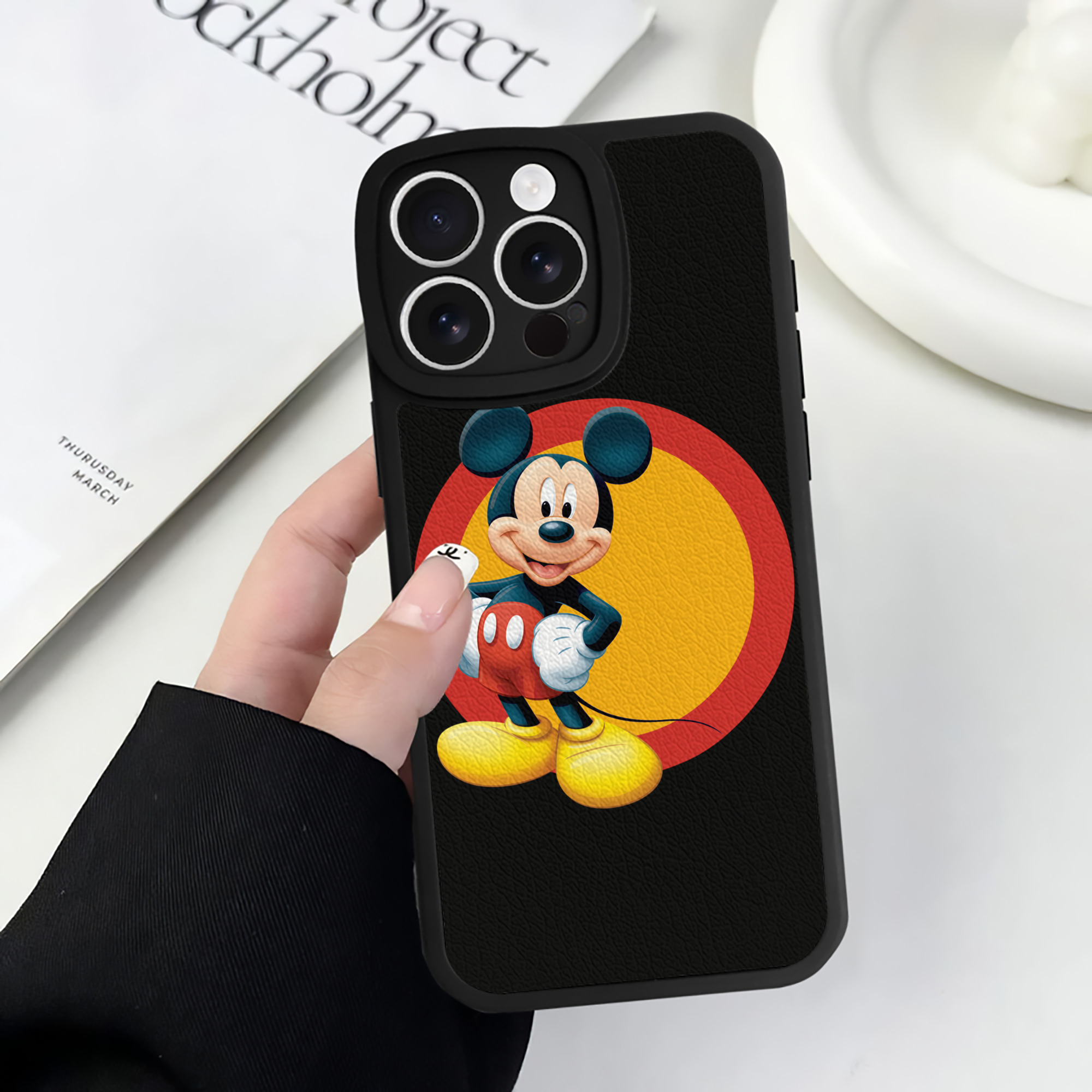 （画像用） ミッキーマウス Mickey Mouse 【iPhone 16シリーズ対応】シリコンスマホケース（レザー調） 材質：シリコン